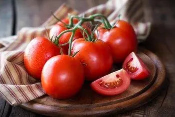 Fertilizing Tomato Plants for Fruit Production