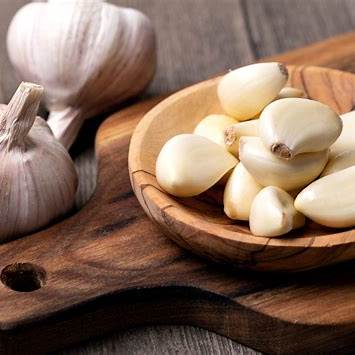 Eating Raw Garlic Daily to Support Heart Health and Lower Cholesterol Naturally: A Comprehensive Guide
