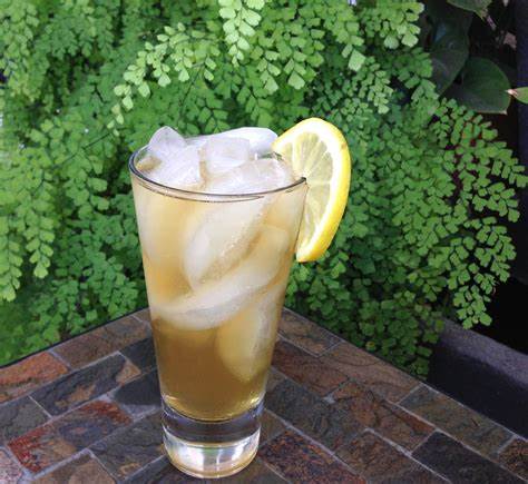 A refreshing glass of iced bergamot tea garnished with a lemon slice.