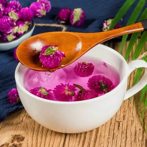Vibrant pink tea with floating flower buds, a natural remedy for seasonal allergy relief.